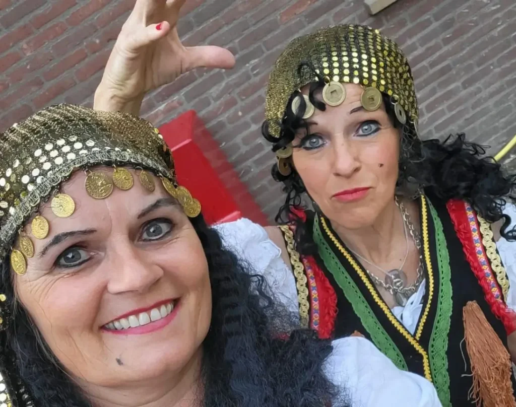 Magda en Lena waarzegsters