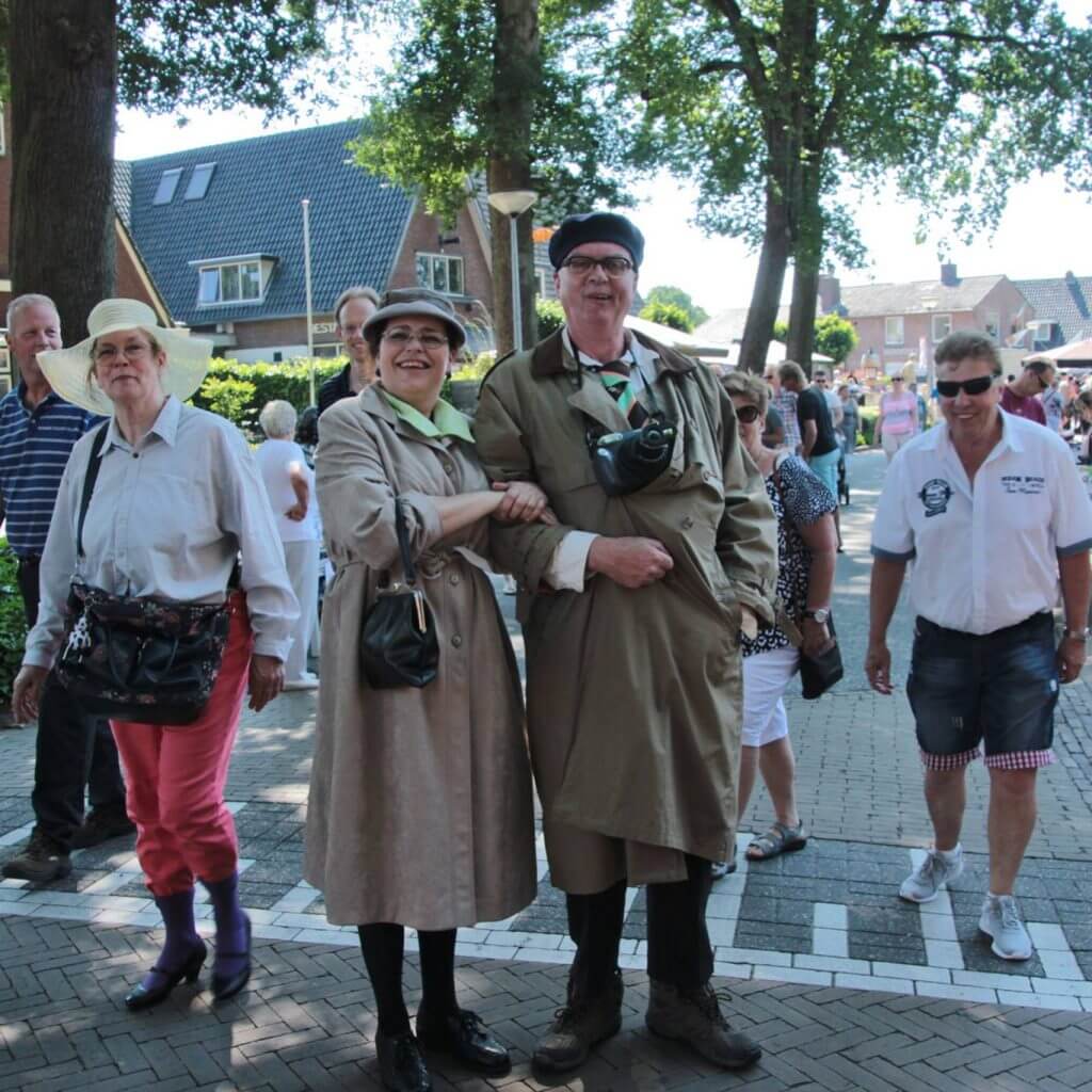 men en mevr de Bok als vermaak in Drenthe