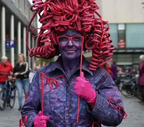 rooskleurig levend standbeeld